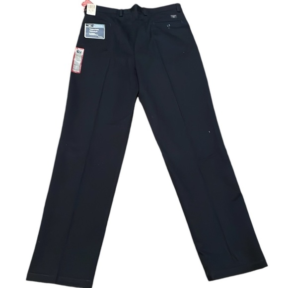 Dockers Classic Fit Pleated Khaki‎ Pants - Picture 4 of 8